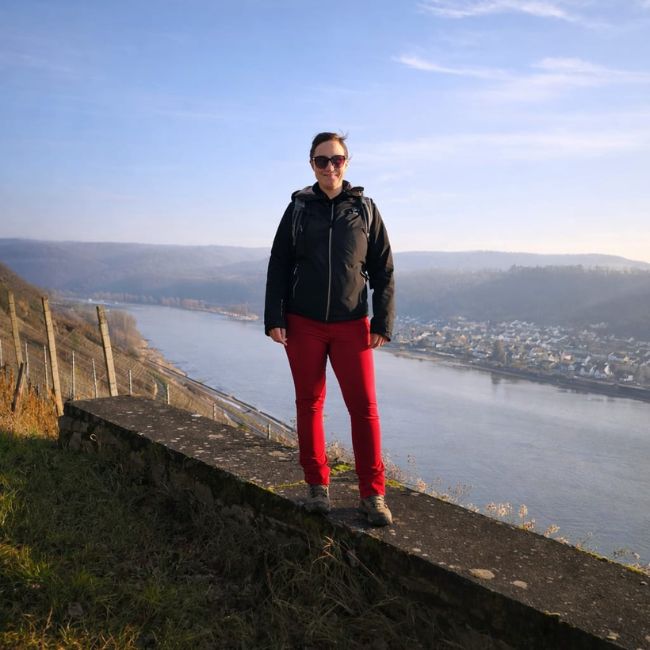 Franziska am Rhein mit Blick auf das Mittelrheintal