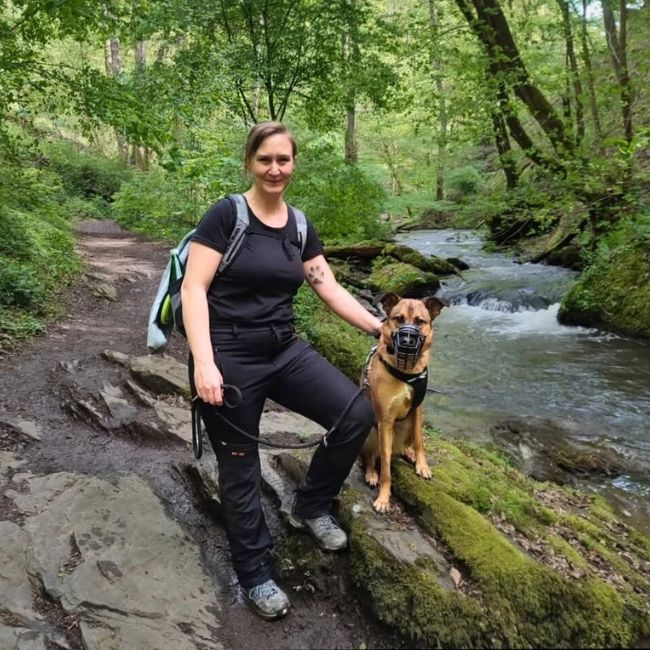 Franziska mit Hund Jack in der Ehrbachklamm