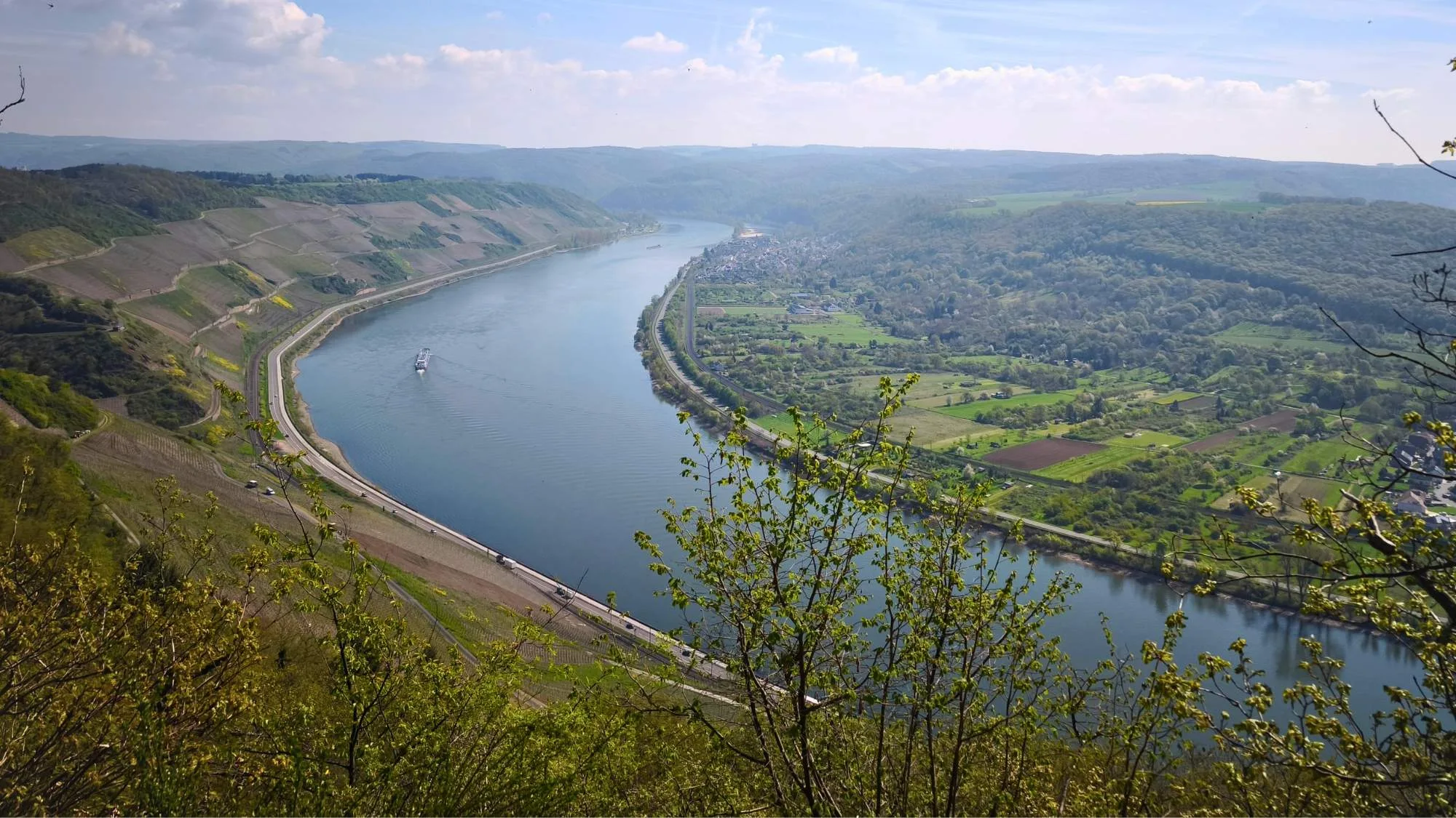 Blick auf die Rheinschleife bei Boppard vom Mittelrhein-Klettersteig mit Weinbergen und Talpanorama